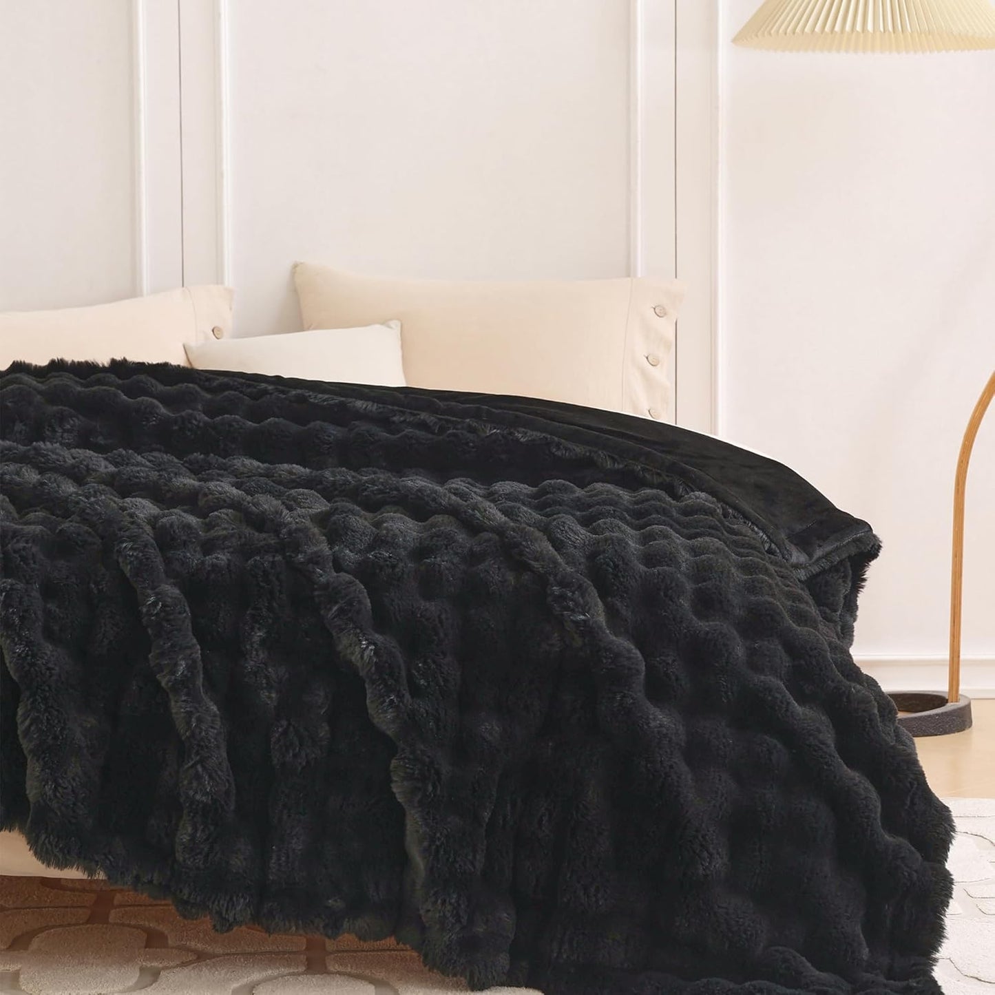 Heerlijk zachte, stijlvolle plaid die warmte, gezelligheid en elegantie samenbrengt.