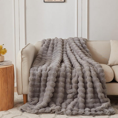 Heerlijk zachte, stijlvolle plaid die warmte, gezelligheid en elegantie samenbrengt.