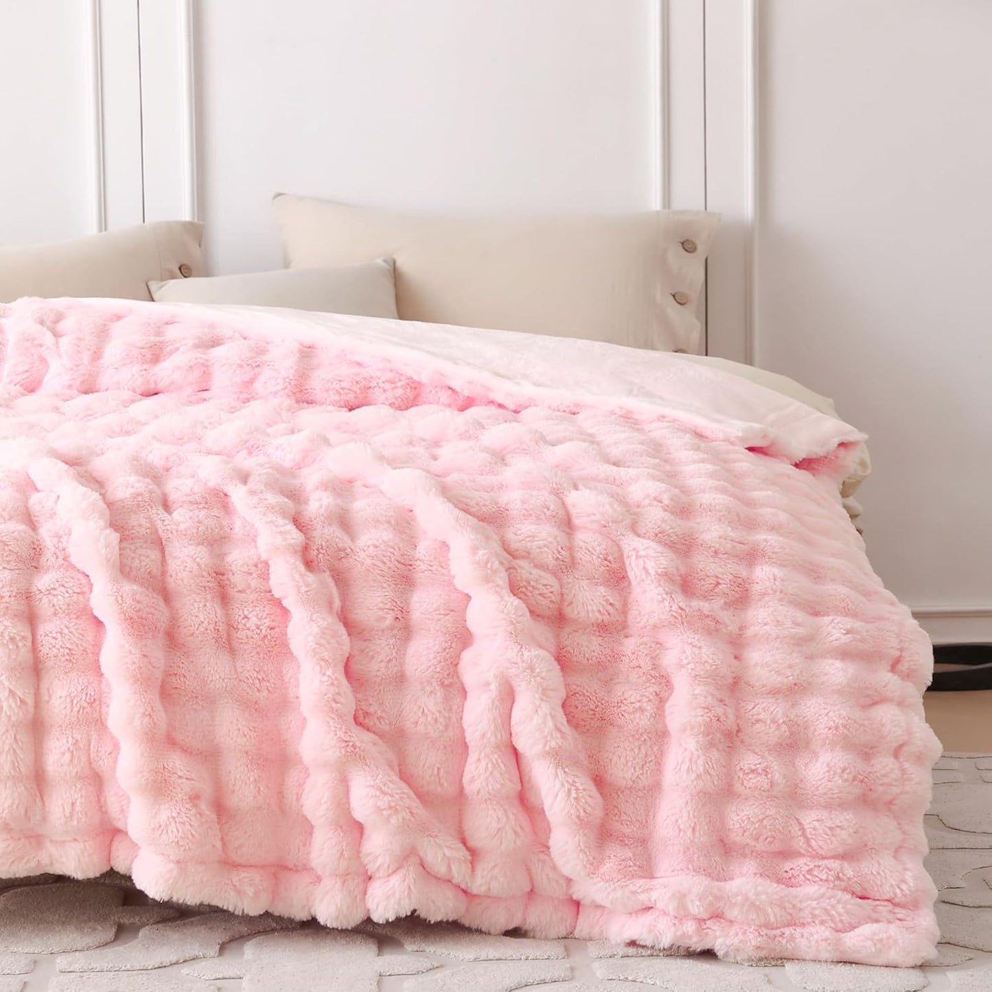 Heerlijk zachte, stijlvolle plaid die warmte, gezelligheid en elegantie samenbrengt.