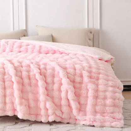 Heerlijk zachte, stijlvolle plaid die warmte, gezelligheid en elegantie samenbrengt.