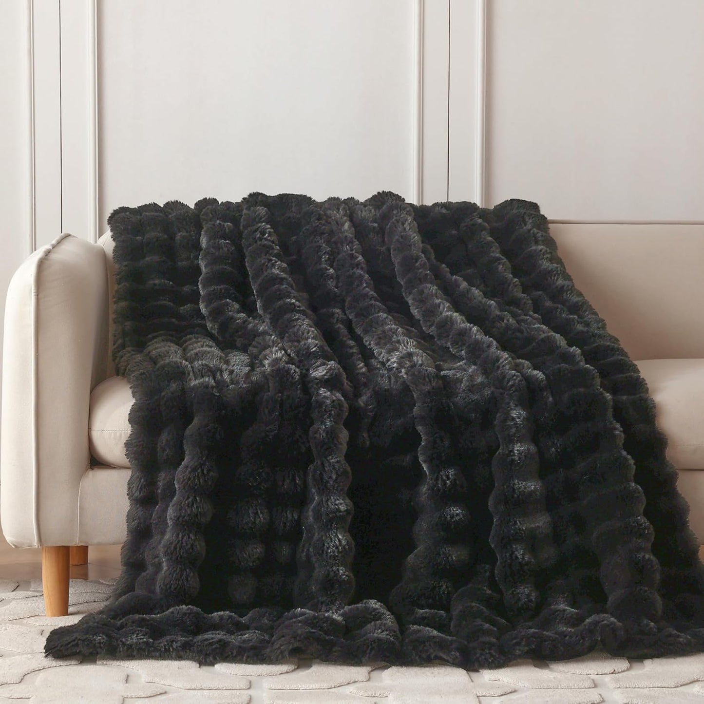 Heerlijk zachte, stijlvolle plaid die warmte, gezelligheid en elegantie samenbrengt.