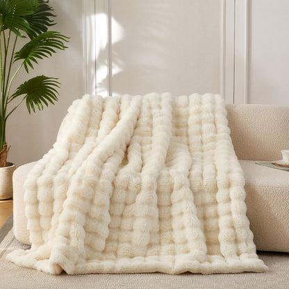 Heerlijk zachte, stijlvolle plaid die warmte, gezelligheid en elegantie samenbrengt.