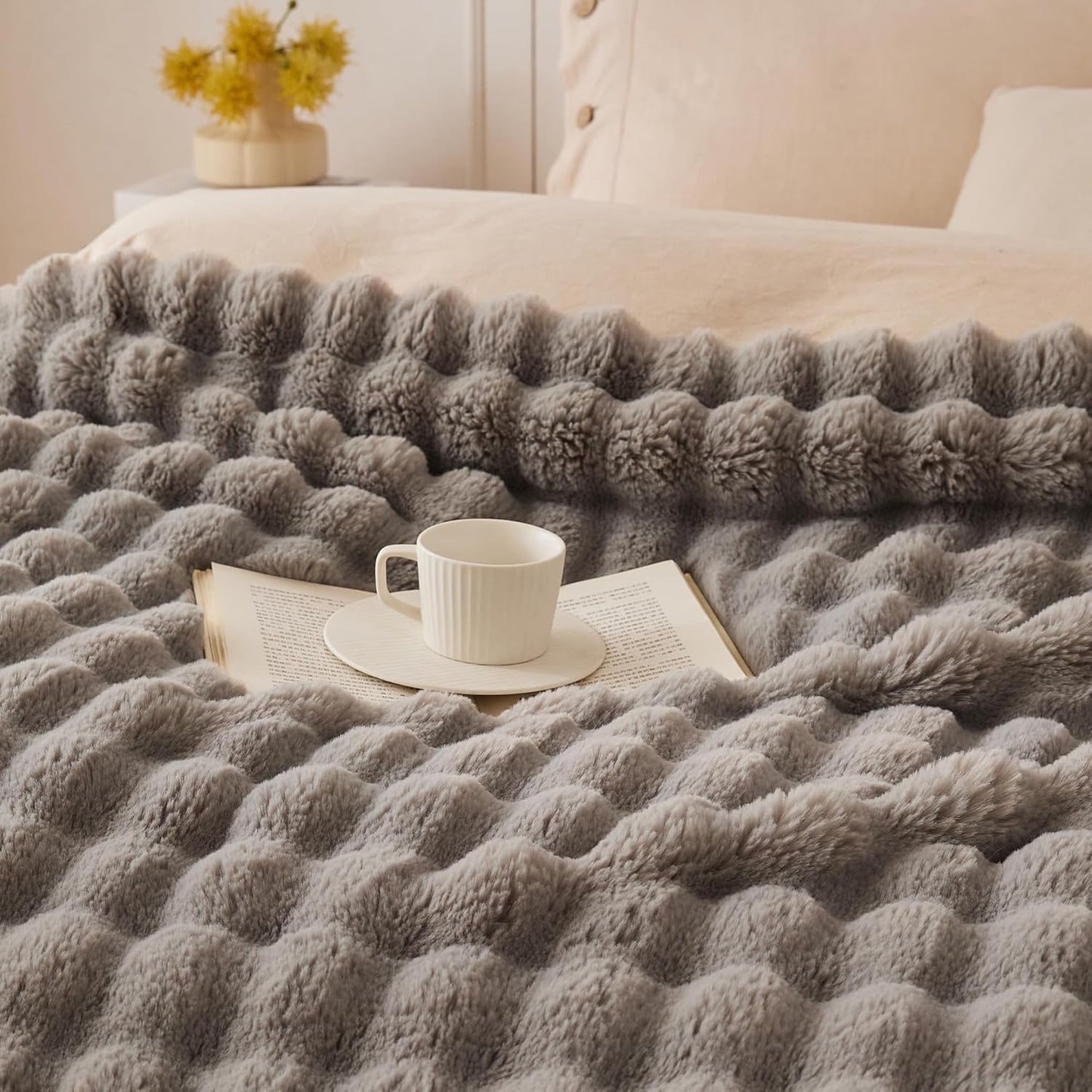 Heerlijk zachte, stijlvolle plaid die warmte, gezelligheid en elegantie samenbrengt.