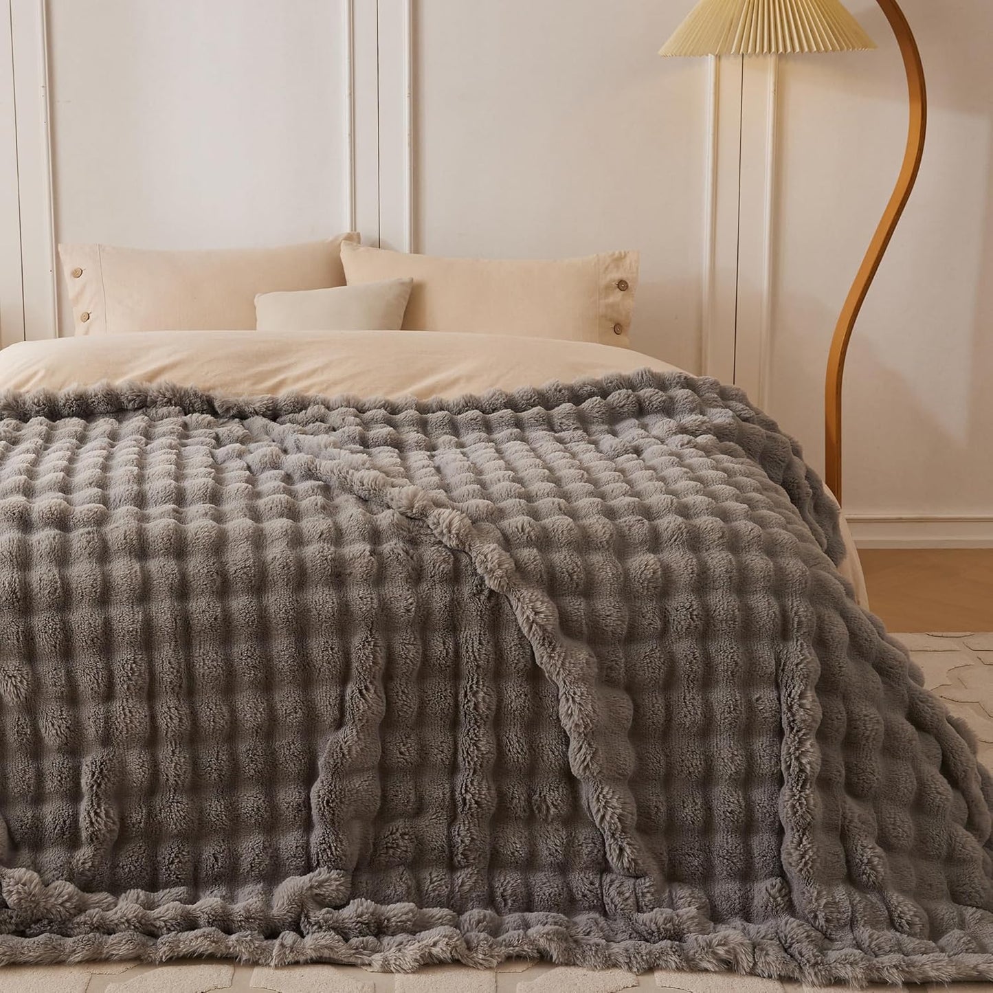 Heerlijk zachte, stijlvolle plaid die warmte, gezelligheid en elegantie samenbrengt.