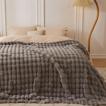Heerlijk zachte, stijlvolle plaid die warmte, gezelligheid en elegantie samenbrengt.