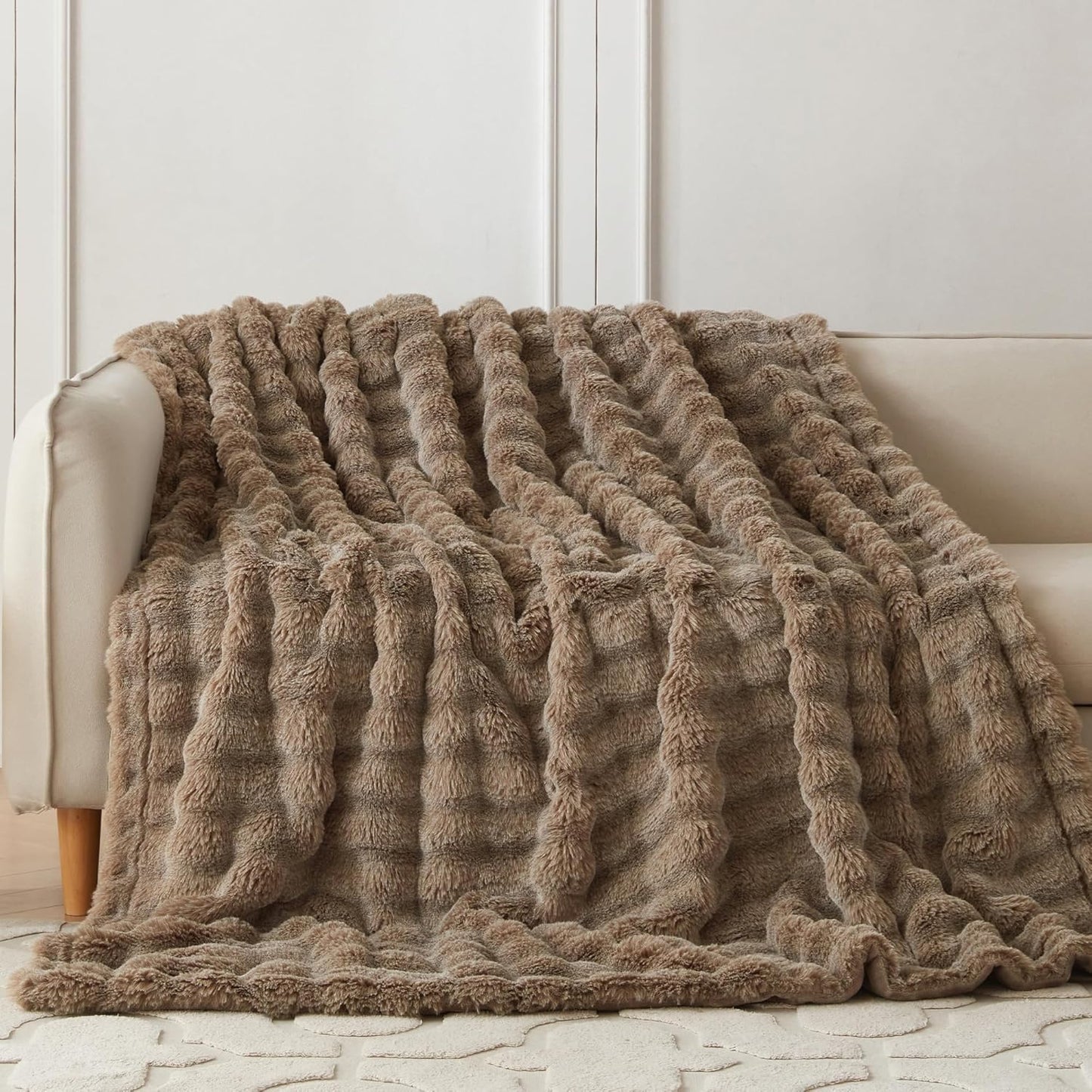 Heerlijk zachte, stijlvolle plaid die warmte, gezelligheid en elegantie samenbrengt.