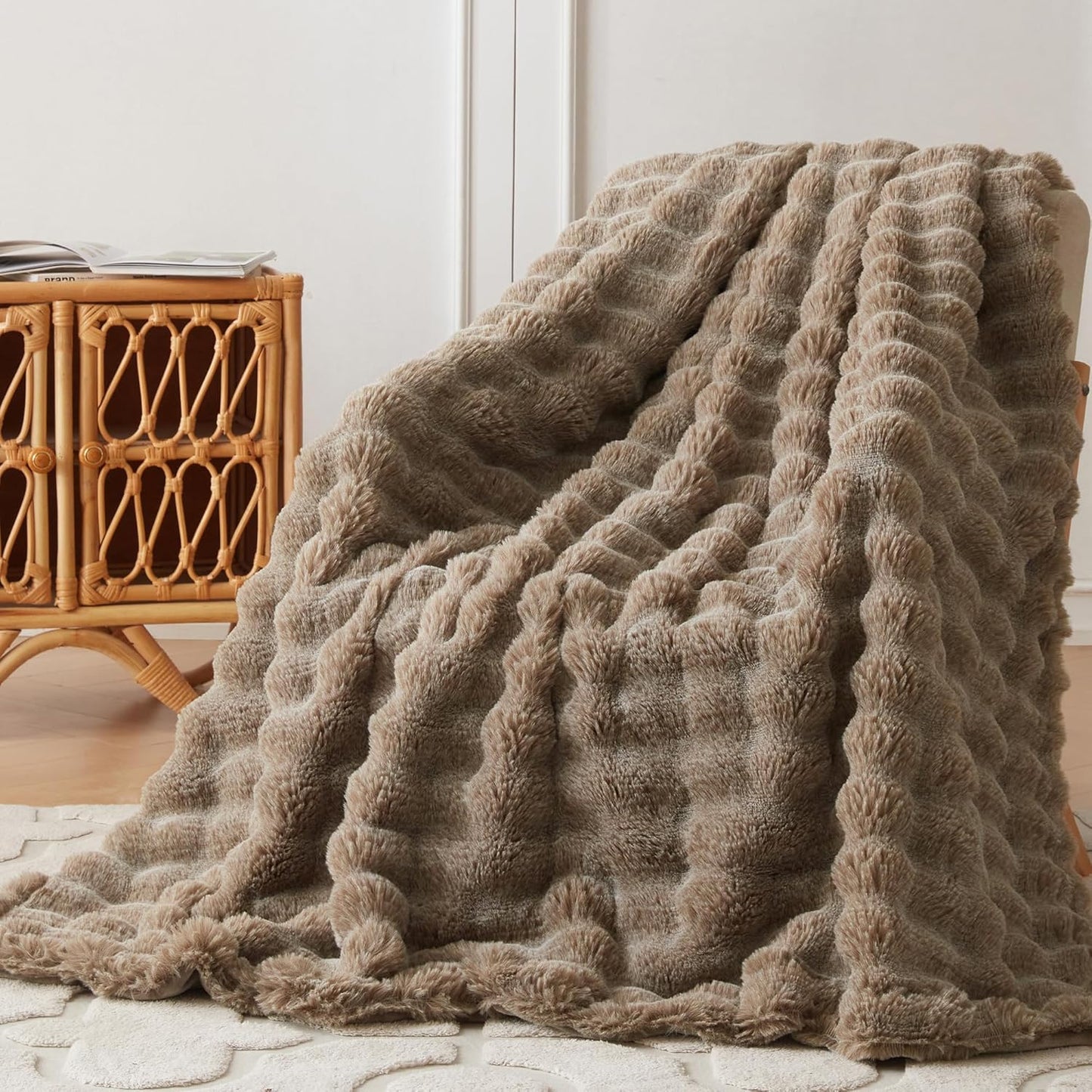 Heerlijk zachte, stijlvolle plaid die warmte, gezelligheid en elegantie samenbrengt.