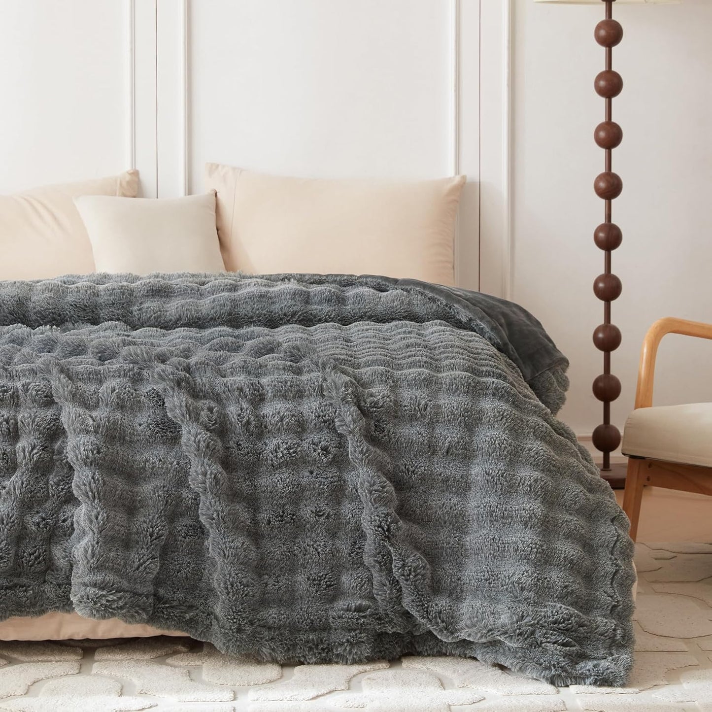 Heerlijk zachte, stijlvolle plaid die warmte, gezelligheid en elegantie samenbrengt.