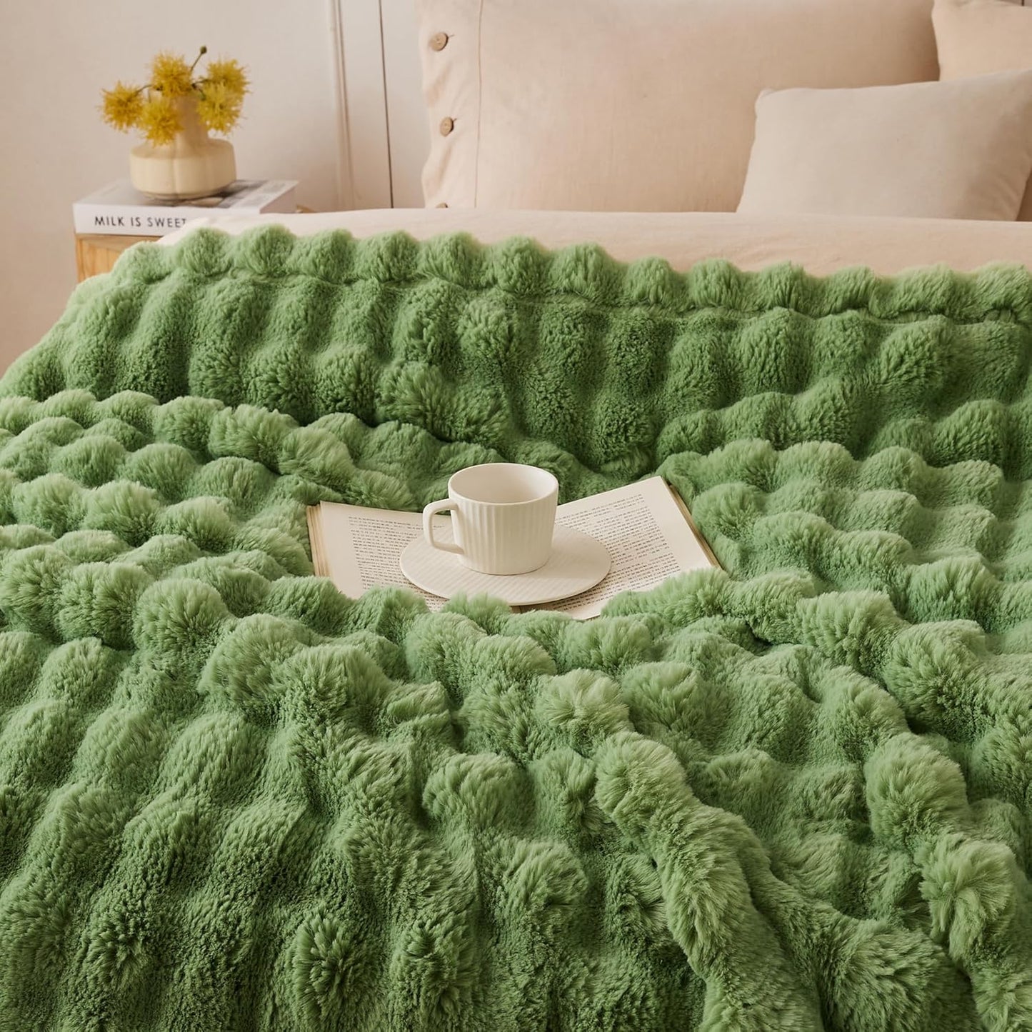 Heerlijk zachte, stijlvolle plaid die warmte, gezelligheid en elegantie samenbrengt.