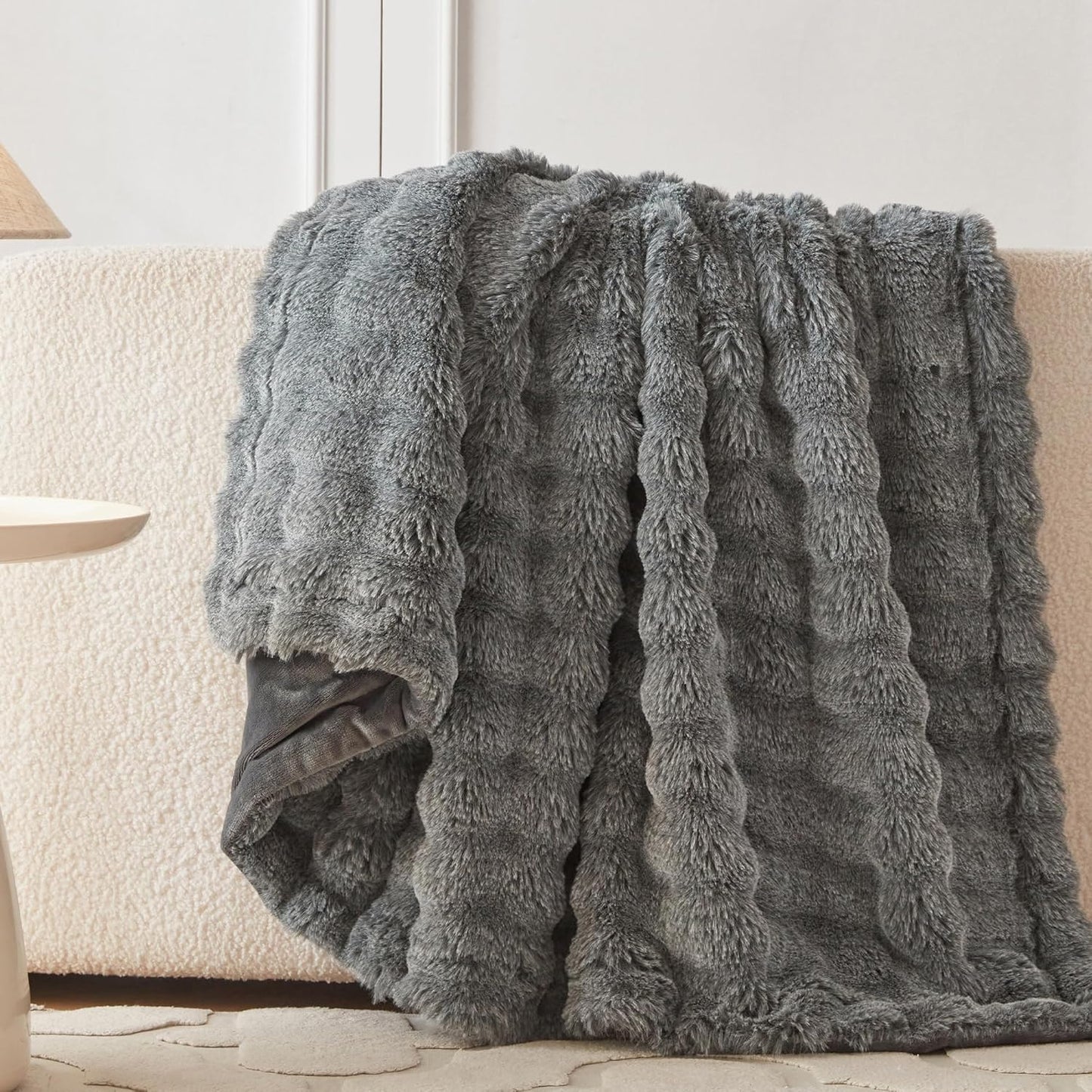 Heerlijk zachte, stijlvolle plaid die warmte, gezelligheid en elegantie samenbrengt.