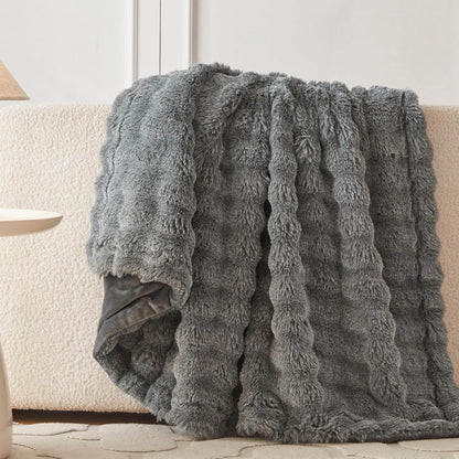 Heerlijk zachte, stijlvolle plaid die warmte, gezelligheid en elegantie samenbrengt.