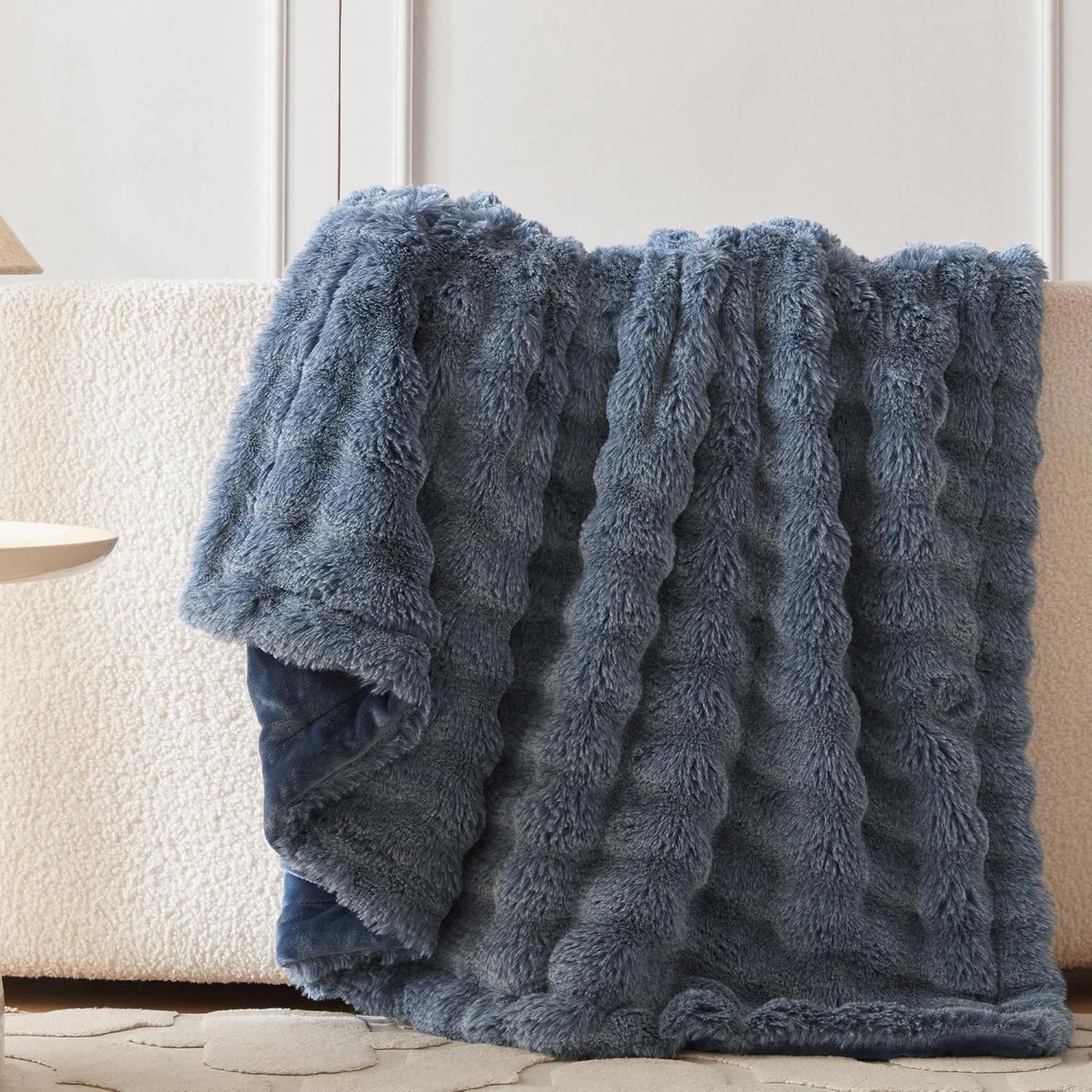 Heerlijk zachte, stijlvolle plaid die warmte, gezelligheid en elegantie samenbrengt.