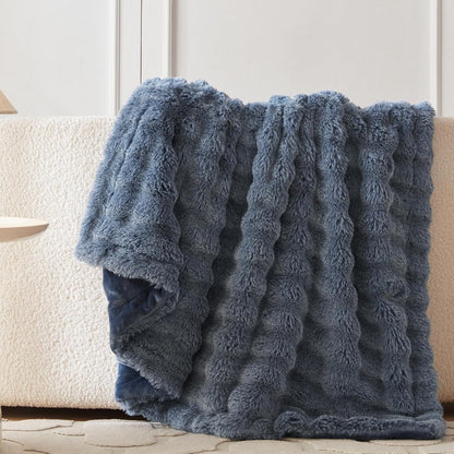 Heerlijk zachte, stijlvolle plaid die warmte, gezelligheid en elegantie samenbrengt.