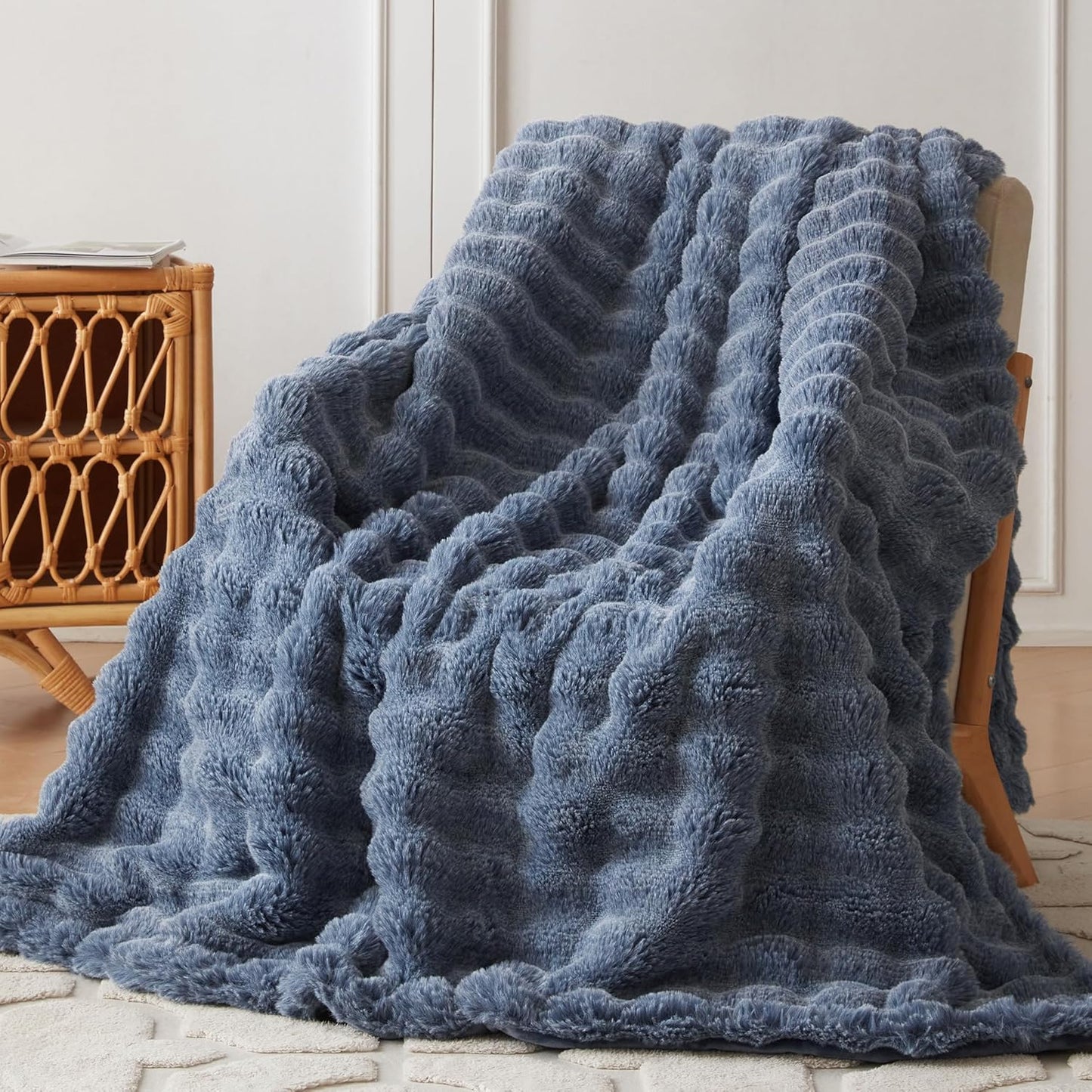 Heerlijk zachte, stijlvolle plaid die warmte, gezelligheid en elegantie samenbrengt.