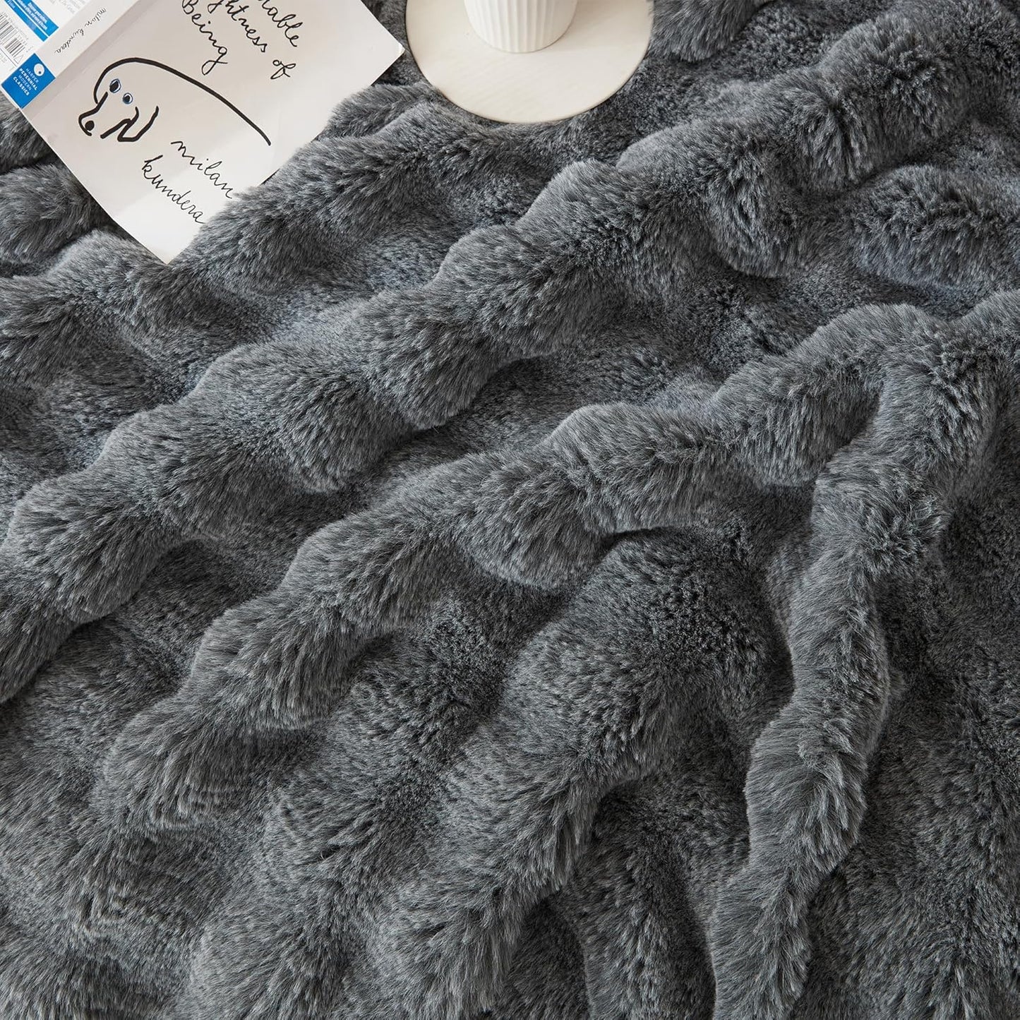 Heerlijk zachte, stijlvolle plaid die warmte, gezelligheid en elegantie samenbrengt.